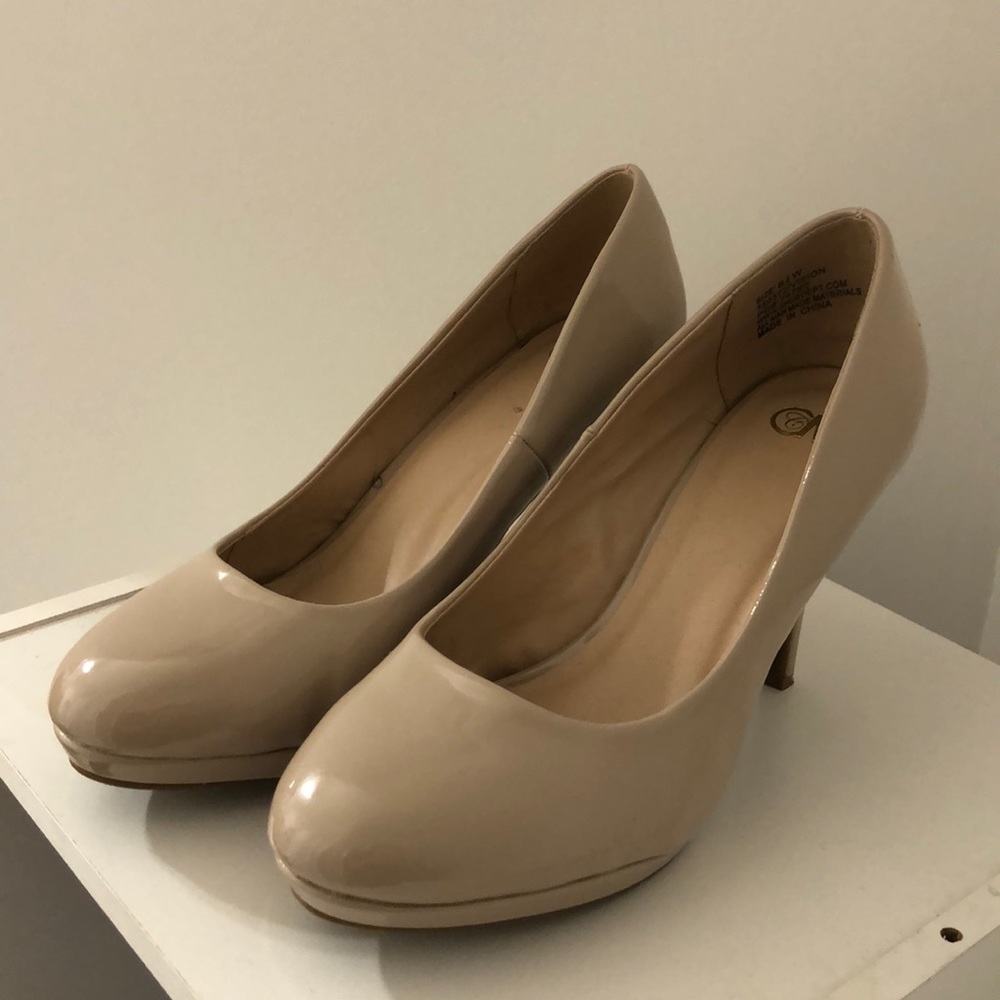 Cute nude pumps